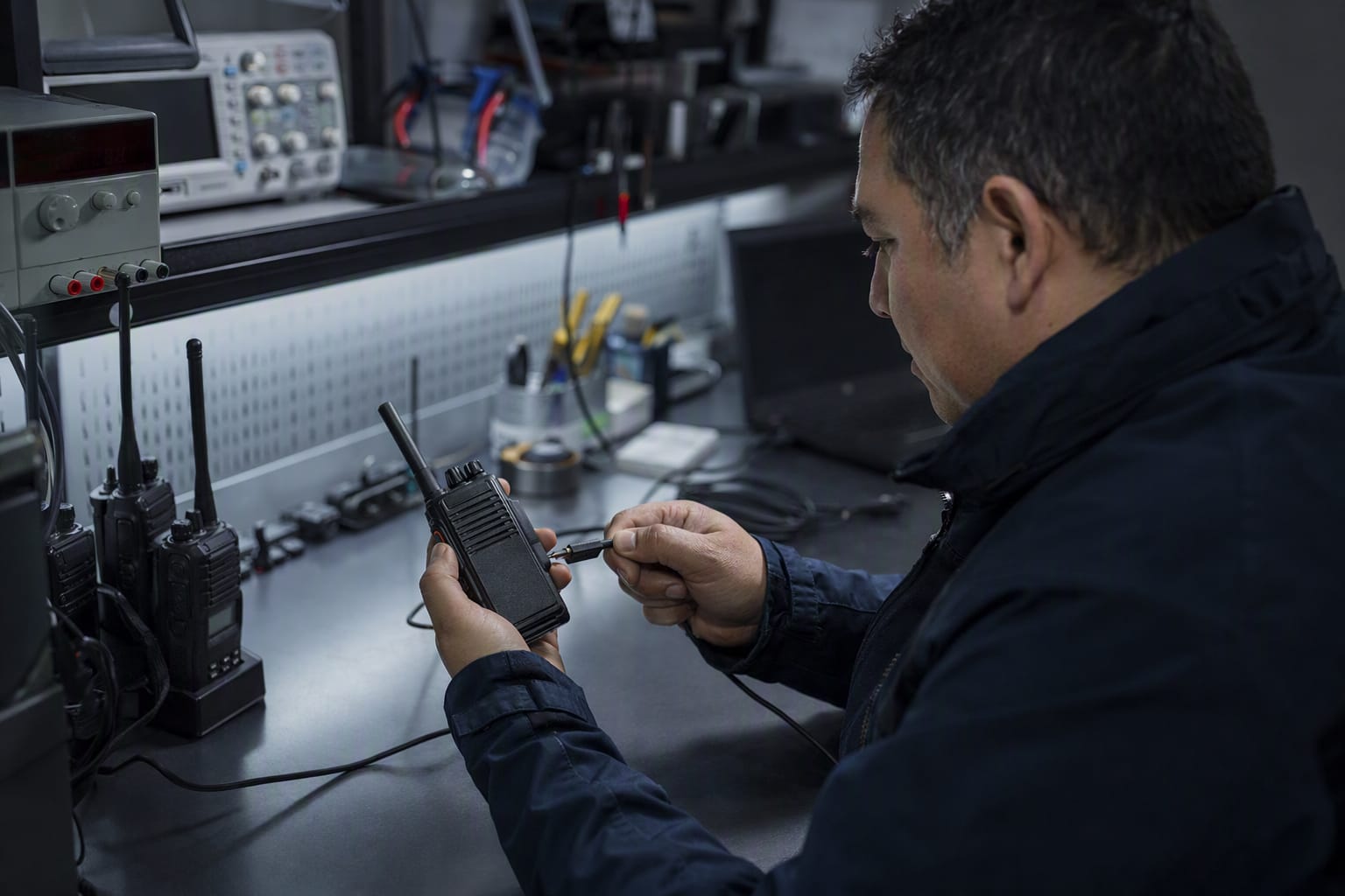 Técnico prepara configuraciones en un banco de trabajo antes de la puesta en marcha.